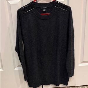 Black cashmere Sweater with Shoulder stitching Detail